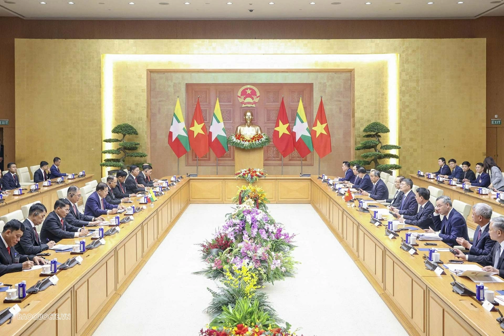 Prime Minister Le Minh Hung meets with Myanmar President Min Aung Hlaing in Hanoi