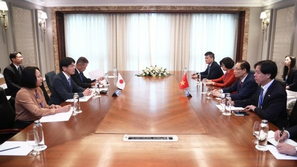 Politburo Member, Foreign Minister Le Hoai Trung receives Japan's Governor of Nara Prefecture