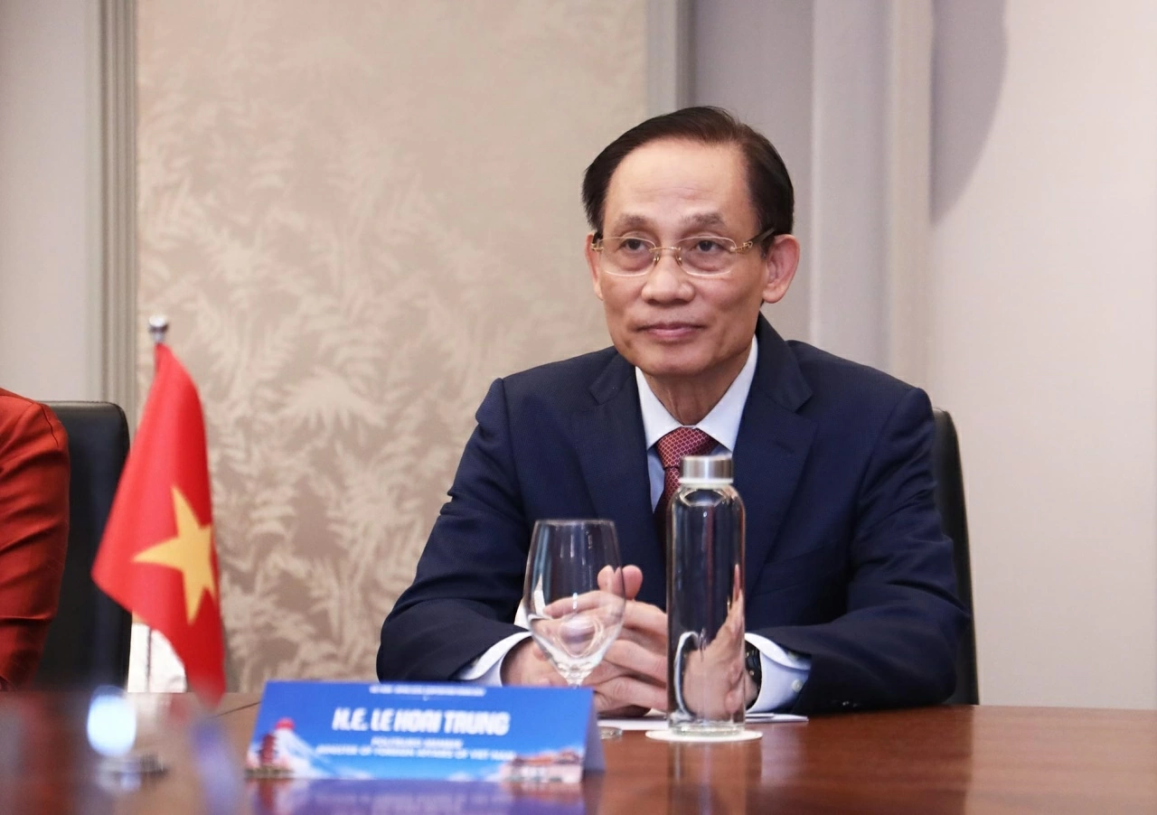 Politburo Member, Foreign Minister Le Hoai Trung receives Japan's Governor of Nara Prefecture
