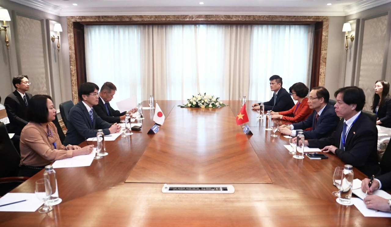 Politburo Member, Foreign Minister Le Hoai Trung receives Japan's Governor of Nara Prefecture