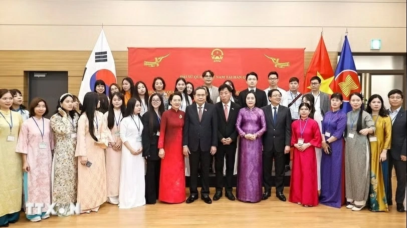 National Assembly President Tran Thanh Man meets Vietnamese community in the Republic of Korea