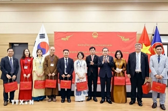 National Assembly President Tran Thanh Man meets Vietnamese community in the Republic of Korea