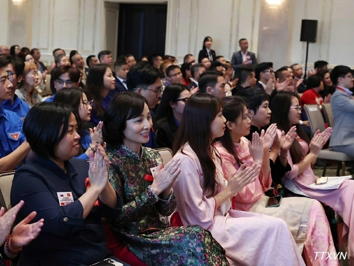 General Secretary and President To Lam meets Vietnamese community in Russia General Secretary and President To Lam meets Vietnamese community in Russia