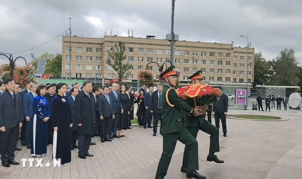Party General Secretary, President To Lam pays tribute to President Ho Chi Minh in Moscow Party General Secretary, President To Lam pays tribute to President Ho Chi Minh in Moscow