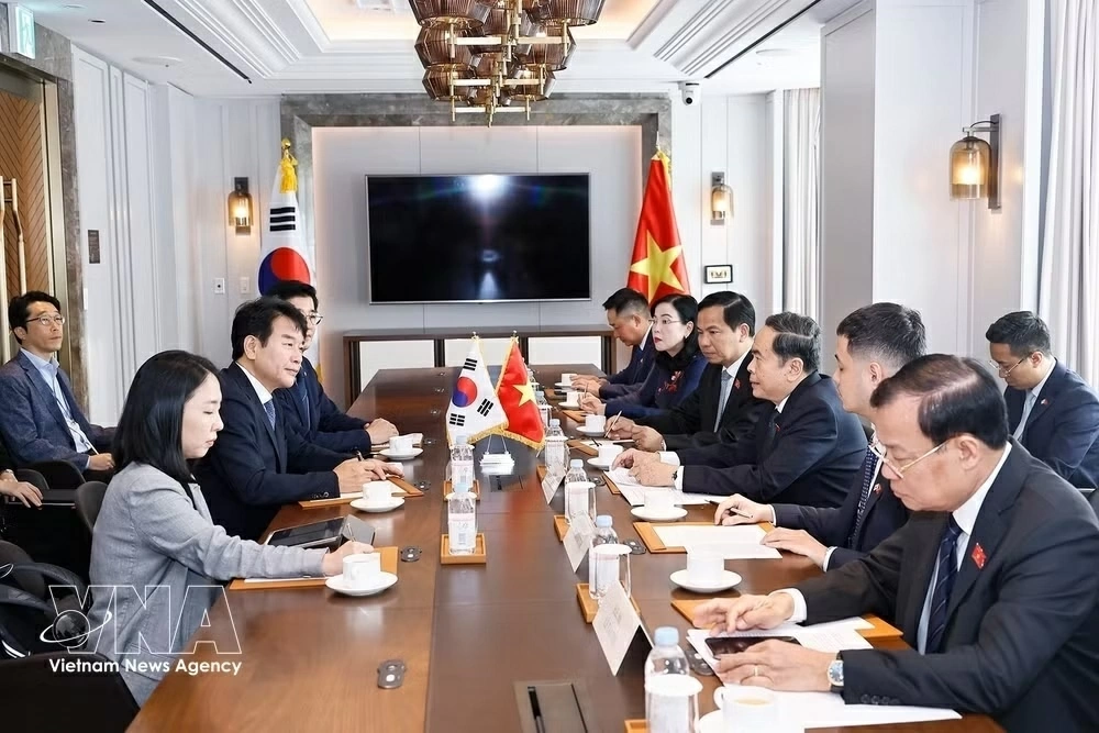 NA President Tran Thanh Man meets RoK-Vietnam Parliamentary Friendship Group chief Moon Jin Seok NA President Tran Thanh Man meets RoK-Vietnam Parliamentary Friendship Group chief Moon Jin Seok
