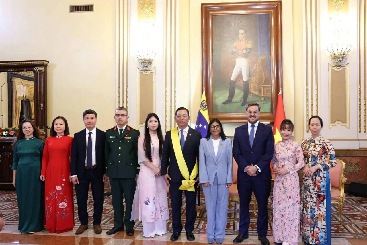 Venezuela awards First Class Francisco de Miranda Order to Ambassador Vu Trung My Venezuela awards First Class Francisco de Miranda Order to Ambassador Vu Trung My