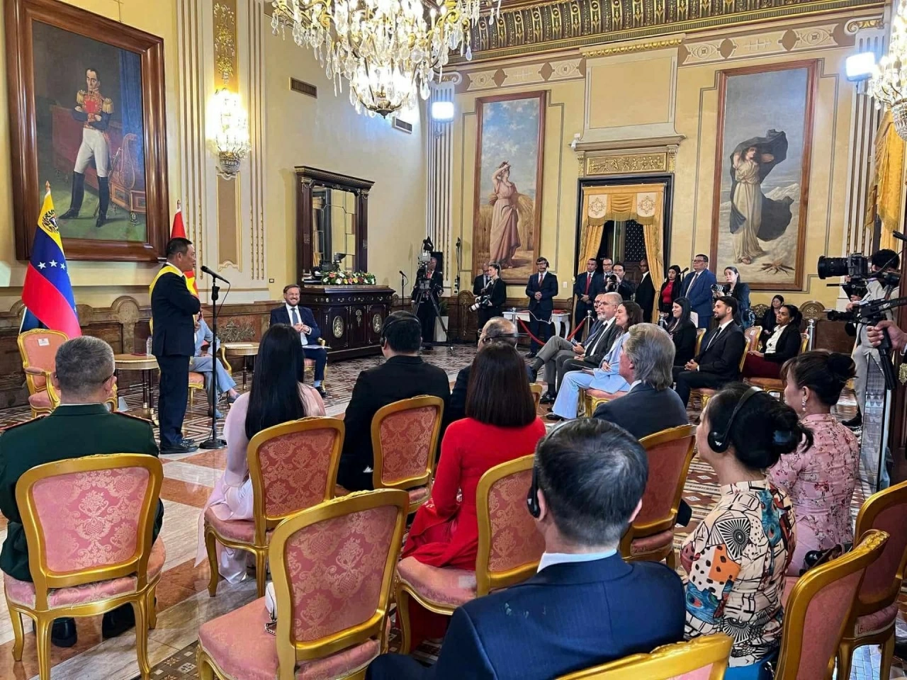 Venezuela awards First Class Francisco de Miranda Order to Ambassador Vu Trung My Venezuela awards First Class Francisco de Miranda Order to Ambassador Vu Trung My