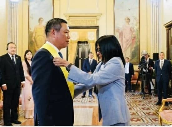 Venezuela awards First Class Francisco de Miranda Order to Ambassador Vu Trung My Venezuela awards First Class Francisco de Miranda Order to Ambassador Vu Trung My