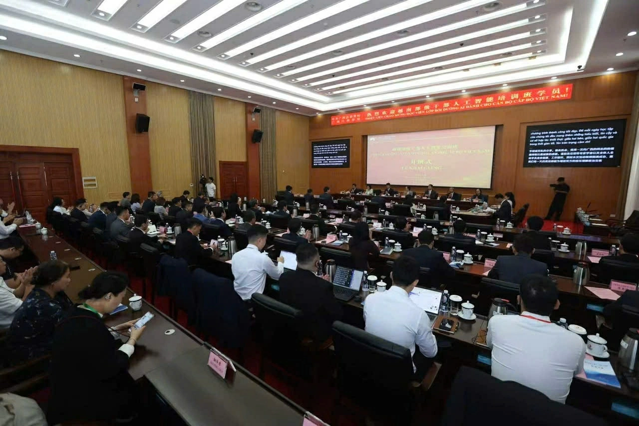 Vietnamese delegation conducts research and survey on digital transformation and artificial intelligence in China's Guangxi