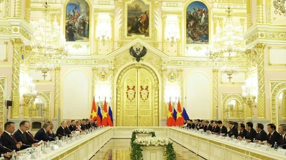 Vietnam, Russia leaders hold talks, agree on major orientations for advancing relations