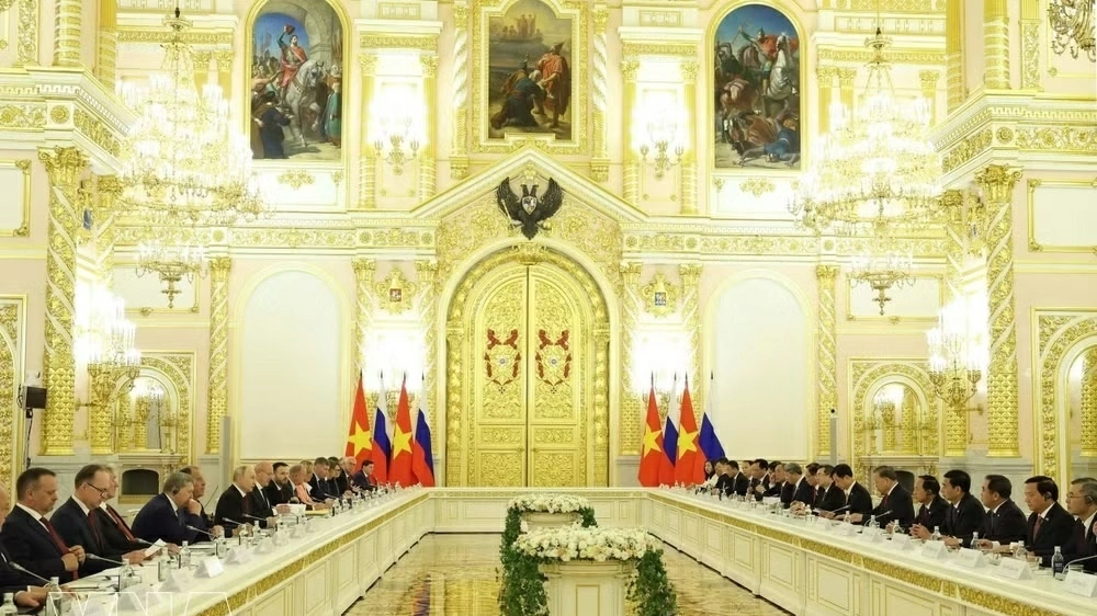 Vietnam, Russia leaders hold talks, agree on major orientations for advancing relations