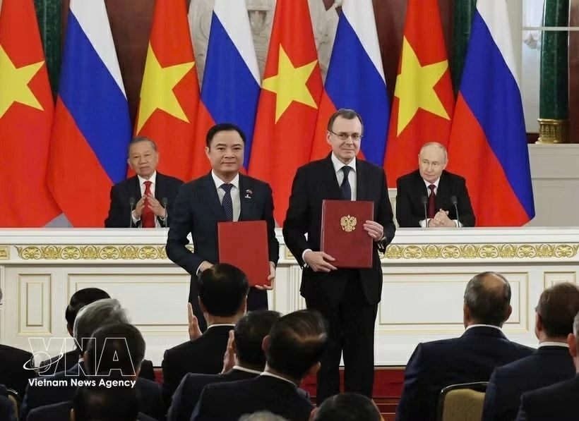 Vietnam, Russia issue joint statement on further strengthening ties in new period Vietnam, Russia issue joint statement on further strengthening ties in new period