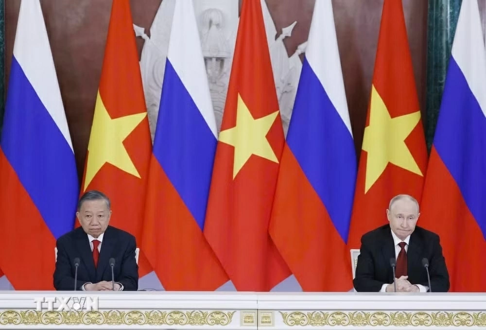 General Secretary, President To Lam's visits to Russia and France achieve comprehensive, substantive results: Foreign Minister Le Hoai Trung