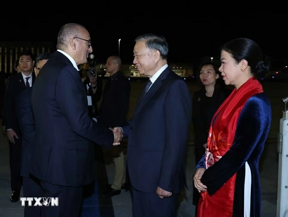 Đại biểu Pháp đón Tổng Bí thư, Chủ tịch nước Tô Lâm và Phu nhân tại sân bay Orly, Paris. (Nguồn: TXVN) Đại biểu Pháp đón Tổng Bí thư, Chủ tịch nước Tô Lâm và Phu nhân tại sân bay Orly, Paris. (Nguồn: TXVN)
