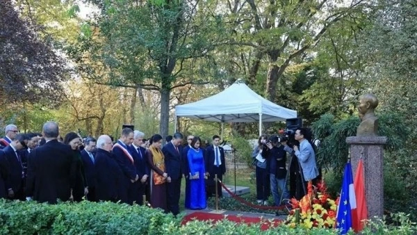 Party General Secretary, President To Lam lays wreath at Ho Chi Minh Monument in France