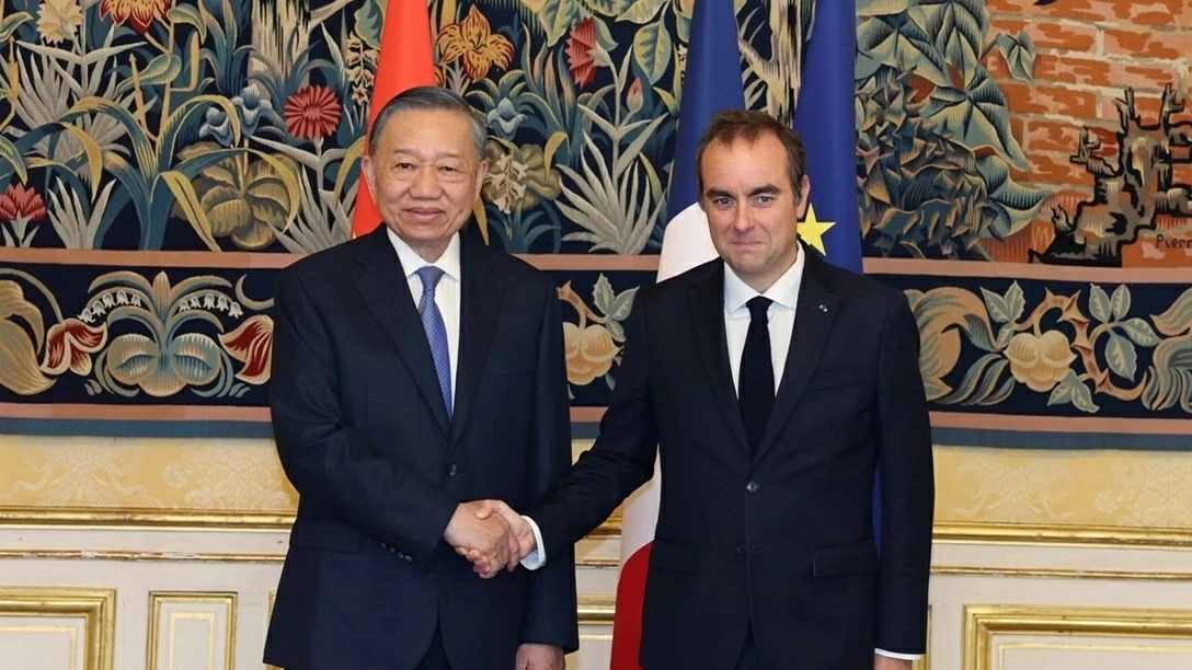 Party General Secretary, President To Lam meets with French Prime Minister Sébastien Lecornu in Paris