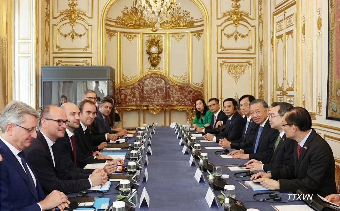 Party General Secretary, President To Lam meets with French Prime Minister Sébastien Lecornu in Paris