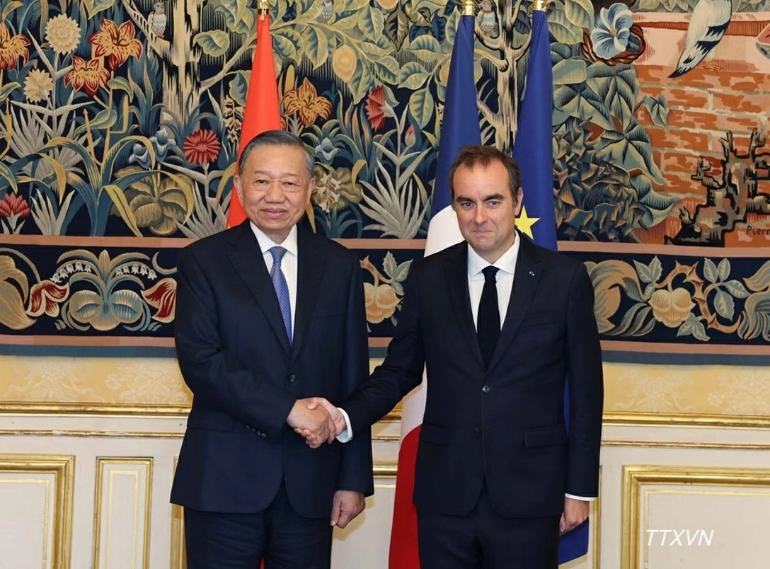 Party General Secretary, President To Lam meets with French Prime Minister Sébastien Lecornu in Paris