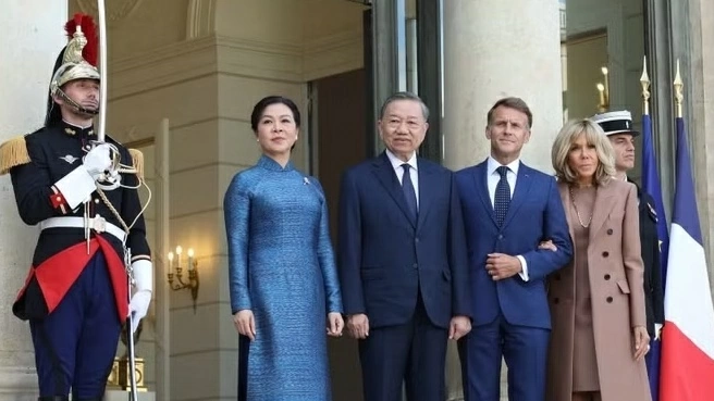 Welcome ceremony held for General Secretary, President To Lam in France