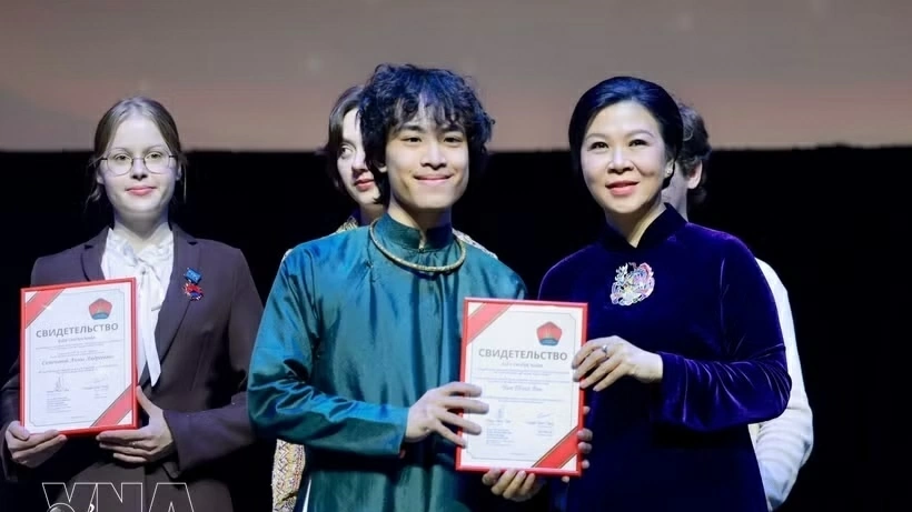 General Secretary, President To Lam's spouse visits school No. 1253 in Russia
