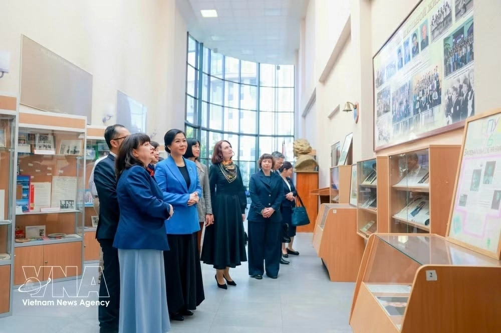General Secretary, President To Lams spouse visits school No. 1253 in Russia