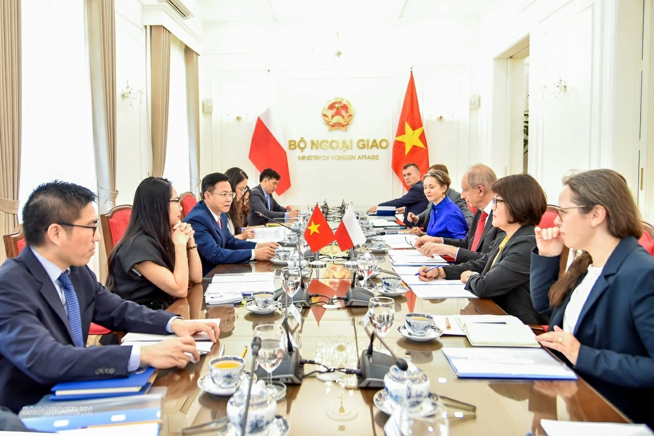 Vietnam, Poland hold deputy foreign minister-level political consultation in Hanoi