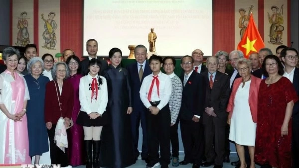 General Secretary, President To Lam meets Embassy staff, representatives of Vietnamese community in France