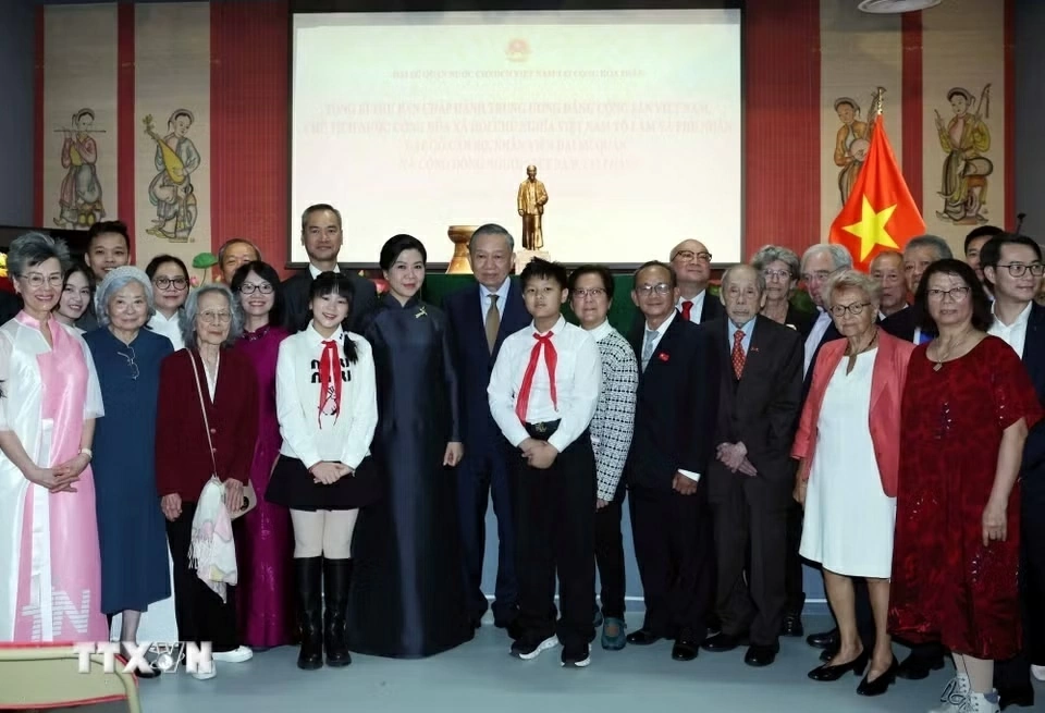 General Secretary, President To Lam meets Embassy staff, representatives of Vietnamese community in France General Secretary, President To Lam meets Embassy staff, representatives of Vietnamese community in France