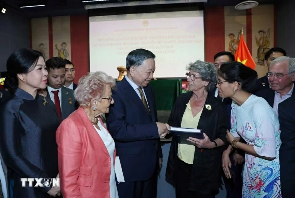 General Secretary, President To Lam meets Embassy staff, representatives of Vietnamese community in France General Secretary, President To Lam meets Embassy staff, representatives of Vietnamese community in France