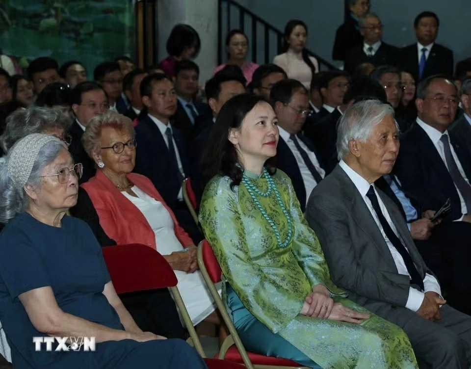 General Secretary, President To Lam meets Embassy staff, representatives of Vietnamese community in France