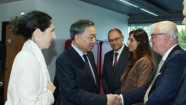 Party General Secretary, President To Lam visits French atomic commission, Thales R&D hub