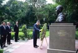 Prime Minister Le Minh Hung pays tribute to President Ho Chi Minh in New Delhi