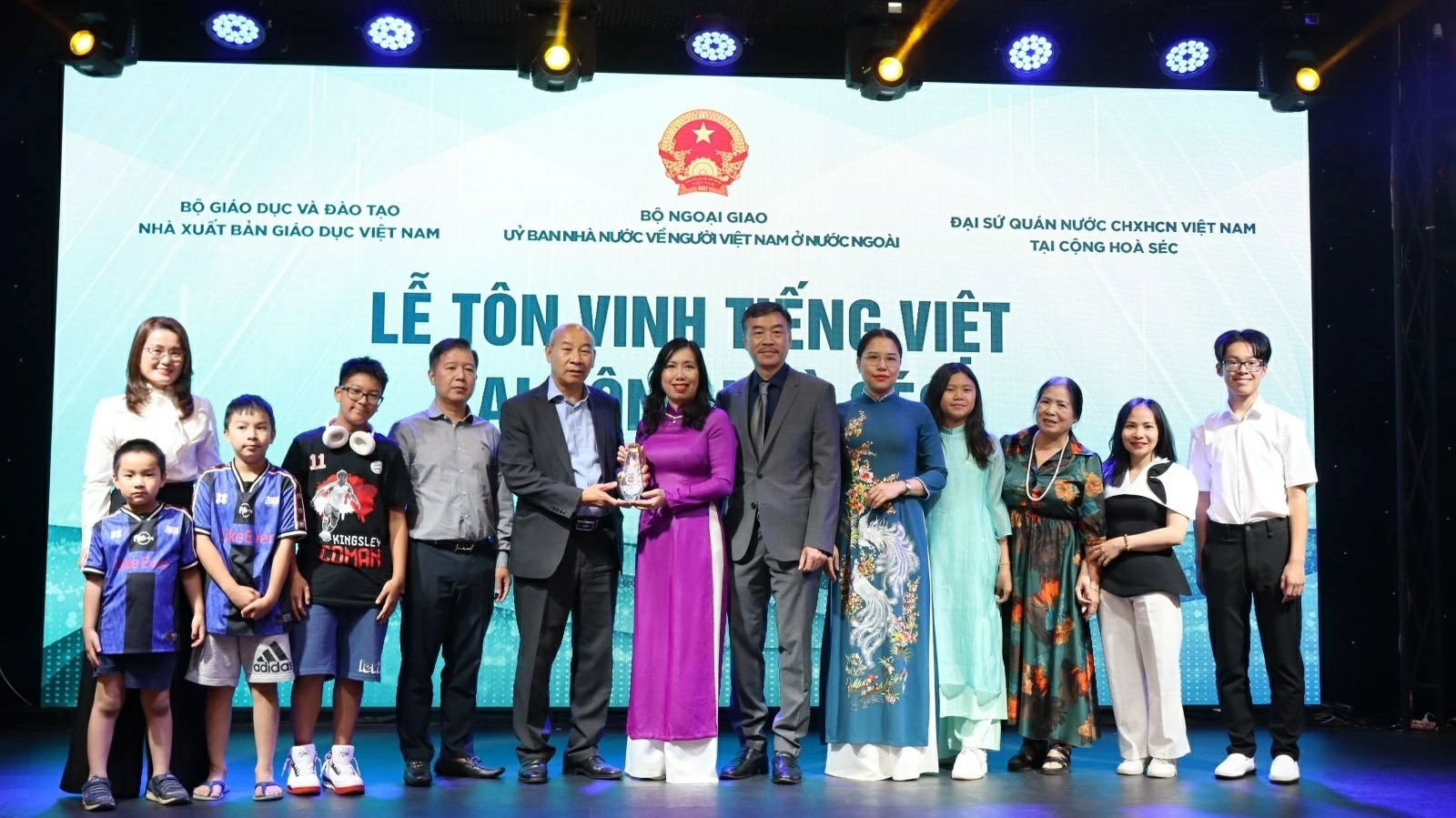 Honouring Vietnamese: Spreading love for Vietnamese language among the Vietnamese community in Czech