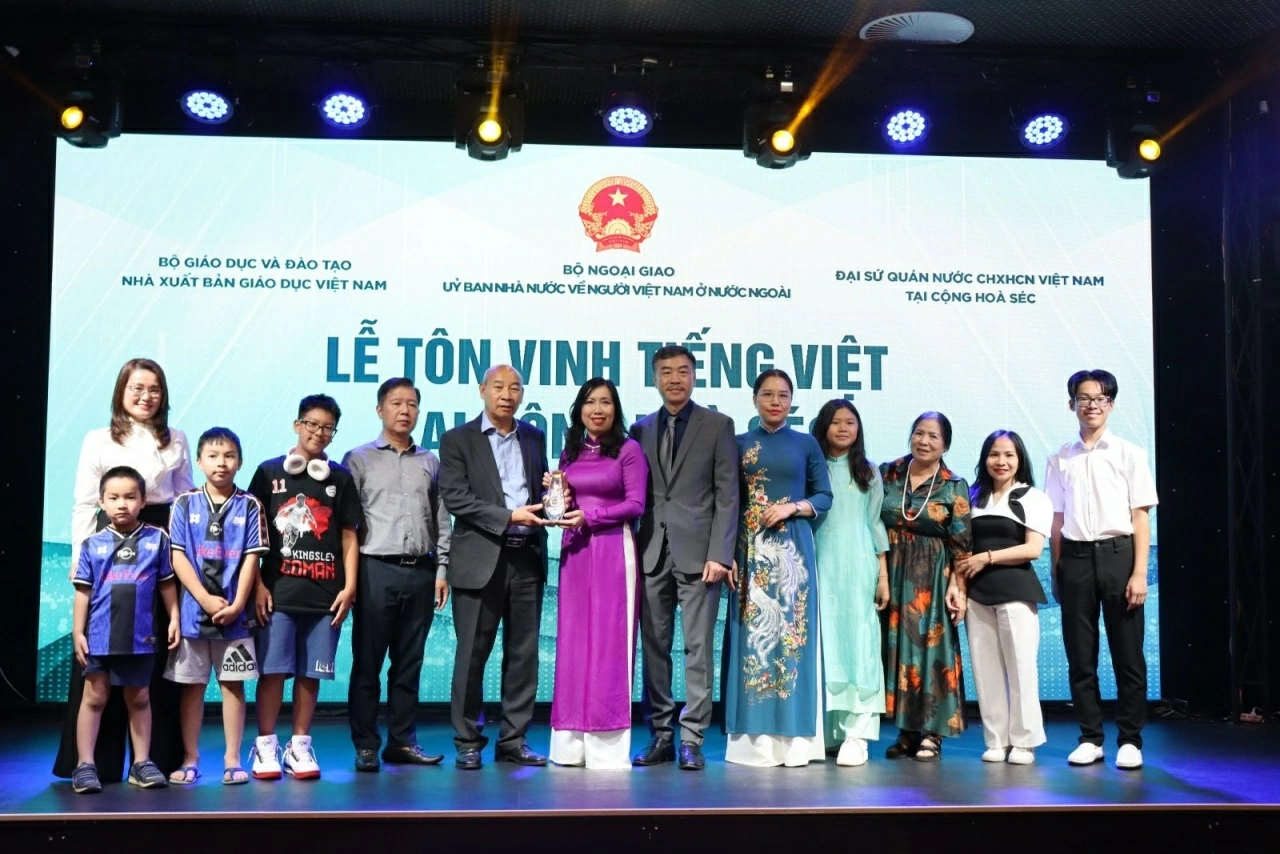 Honouring Vietnamese: Spreading love for Vietnamese language among the Vietnamese community in Czech