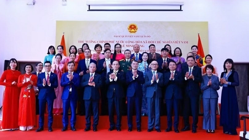 Prime Minister Le Minh Hung meets with staff of Vietnamese representative agencies, community in India