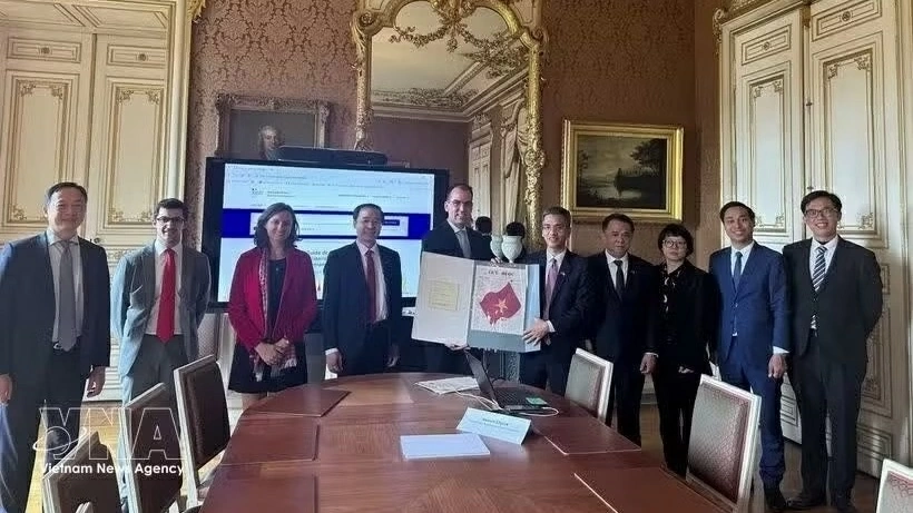 France hands over archival materials for exhibition at Communist Party of Vietnam Museum