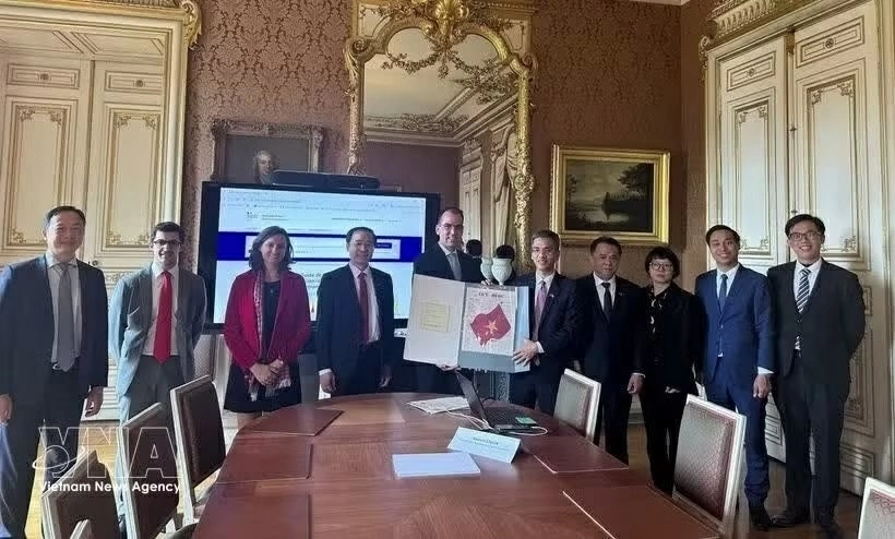 France hands over archival materials for exhibition at Communist Party of Vietnam Museum