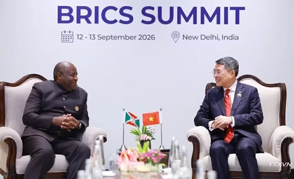 Thủ tướng Lê Minh Hưng gặp Tổng thống Cộng hòa Burundi Évariste Ndayishimiye. (Nguồn: TTXVN)
