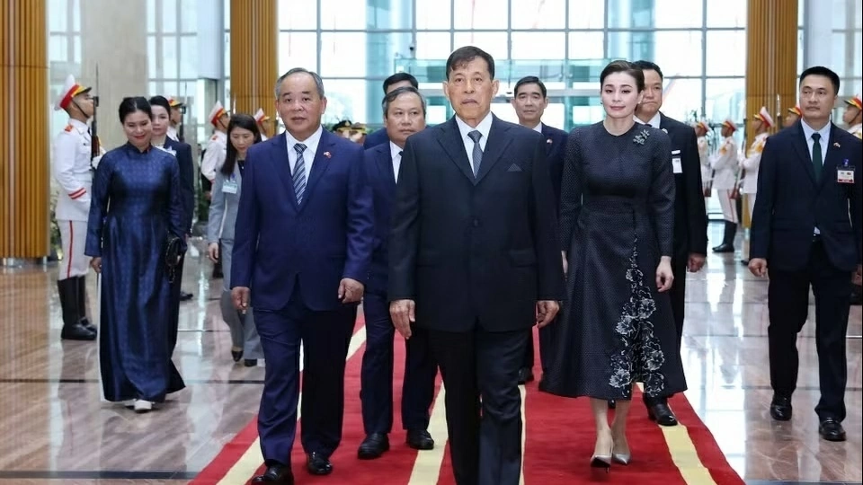 Thai King and Queen arrive in Hanoi for state visit to Vietnam