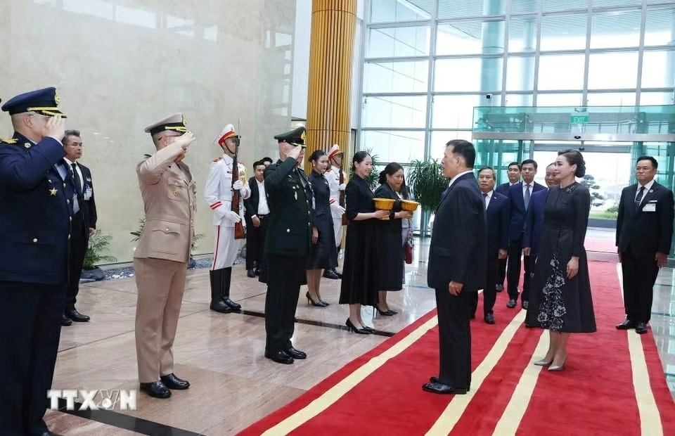 Thai King, Queen arrive in Hanoi for State visit to Vietnam