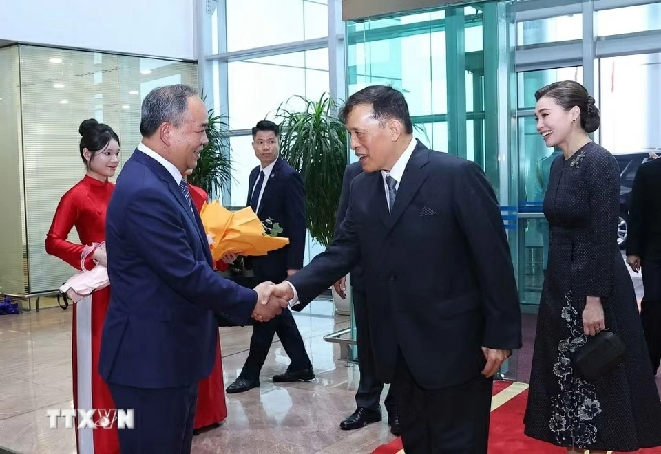 Thai King, Queen arrive in Hanoi for State visit to Vietnam