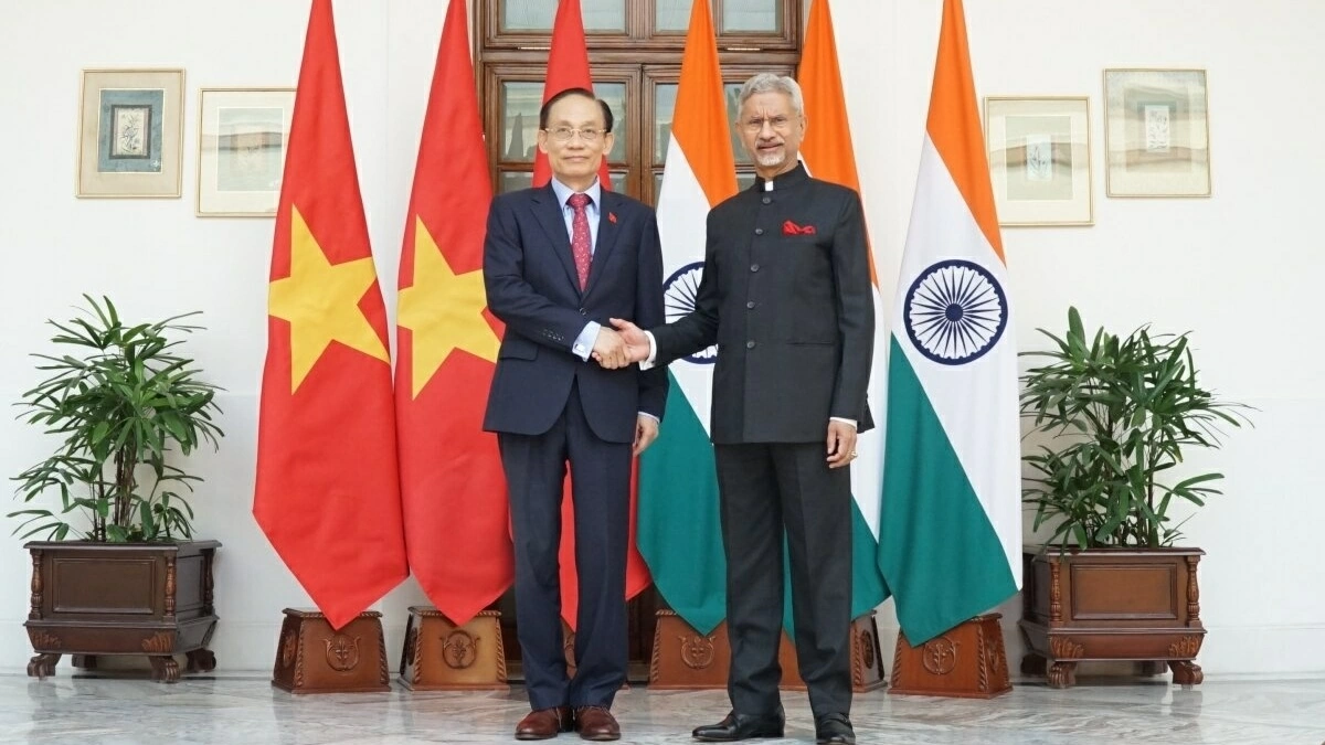 Politburo Member, Foreign Minister Le Hoai Trung co-chairs 19th Meeting of the Vietnam-India Joint Committee