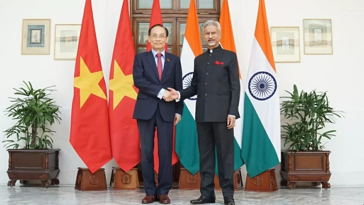 Politburo Member, Foreign Minister Le Hoai Trung co-chairs 19th Meeting of the Vietnam-India Joint Committee