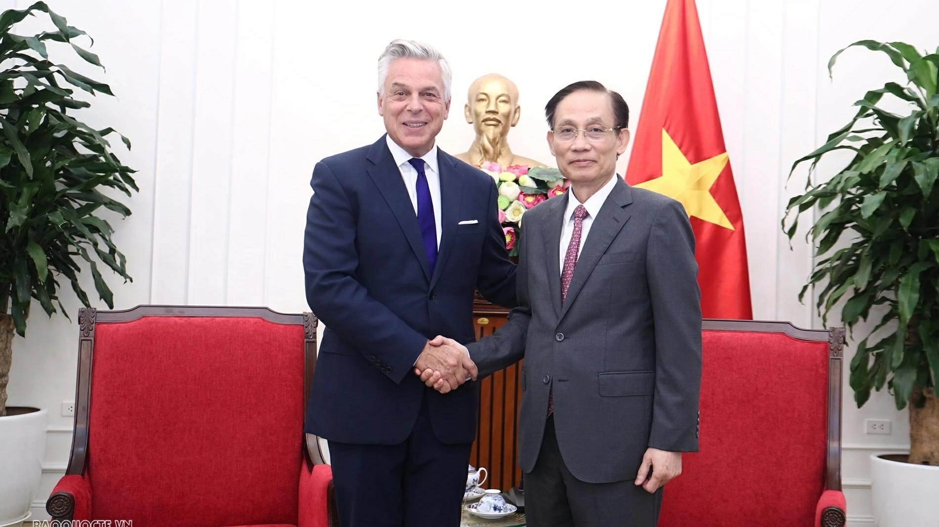 Foreign Minister Le Hoai Trung receives Mastercard Vice Chairman Jon M. Huntsman in Hanoi