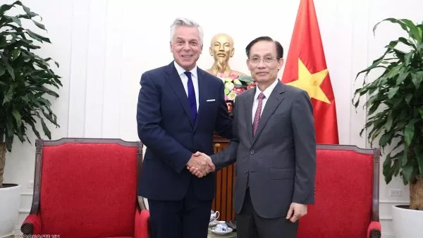Foreign Minister Le Hoai Trung receives Mastercard Vice Chairman Jon M. Huntsman in Hanoi