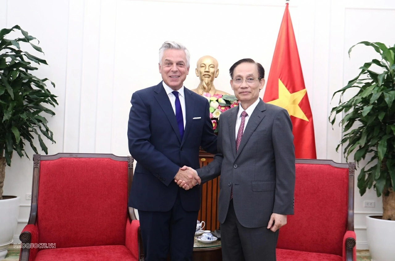 Foreign Minister Le Hoai Trung receives Mastercard Vice Chairman Jon M. Huntsman Foreign Minister Le Hoai Trung receives Mastercard Vice Chairman Jon M. Huntsman