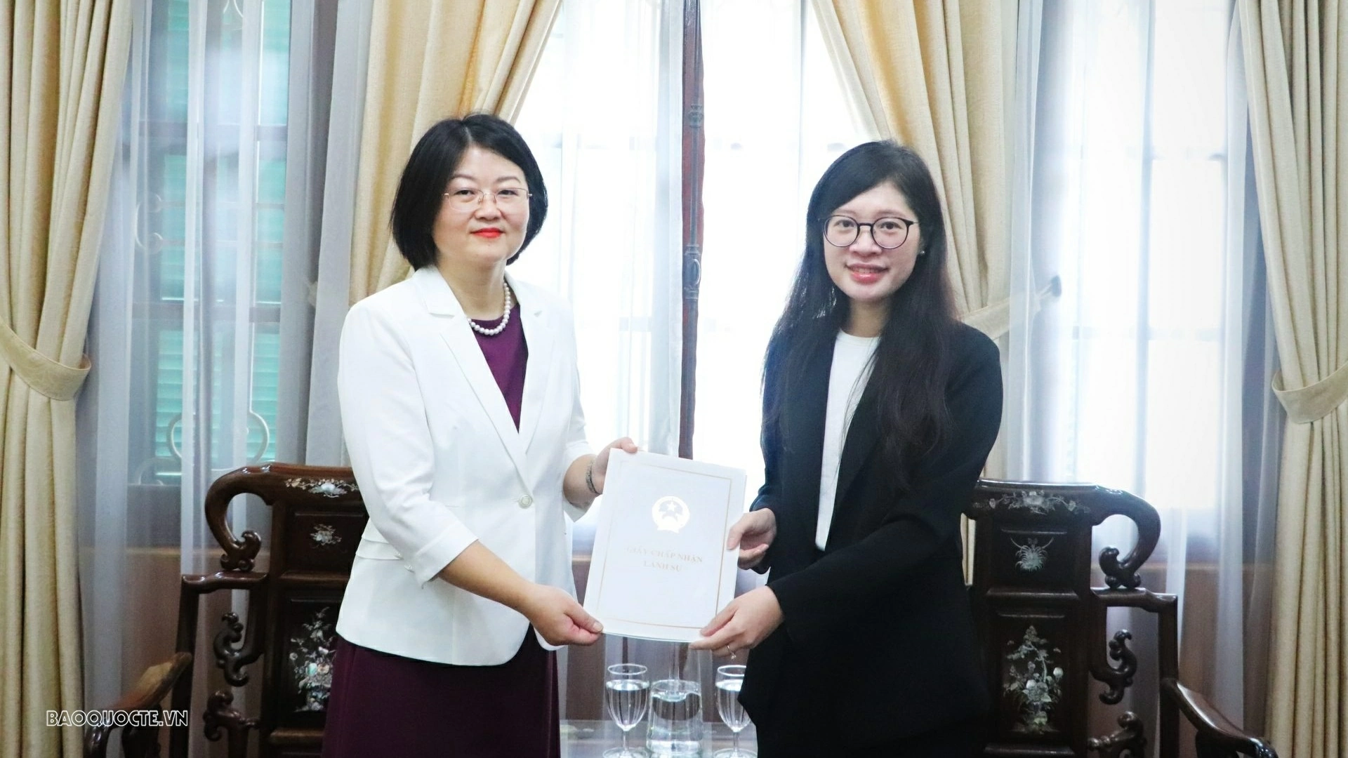 Consular Acceptance Certificate presented to Chinese Consul General in Da Nang