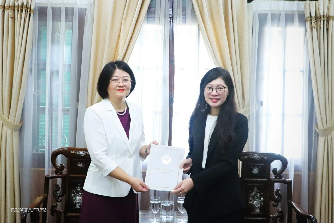 Consular Acceptance Certificate presented to Chinese Consul General in Da Nang