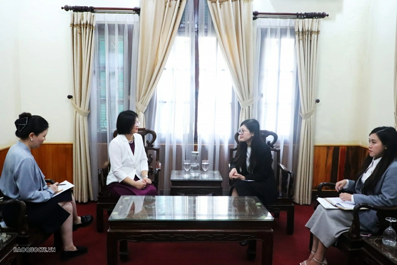 Consular Acceptance Certificate presented to Chinese Consul General in Da Nang