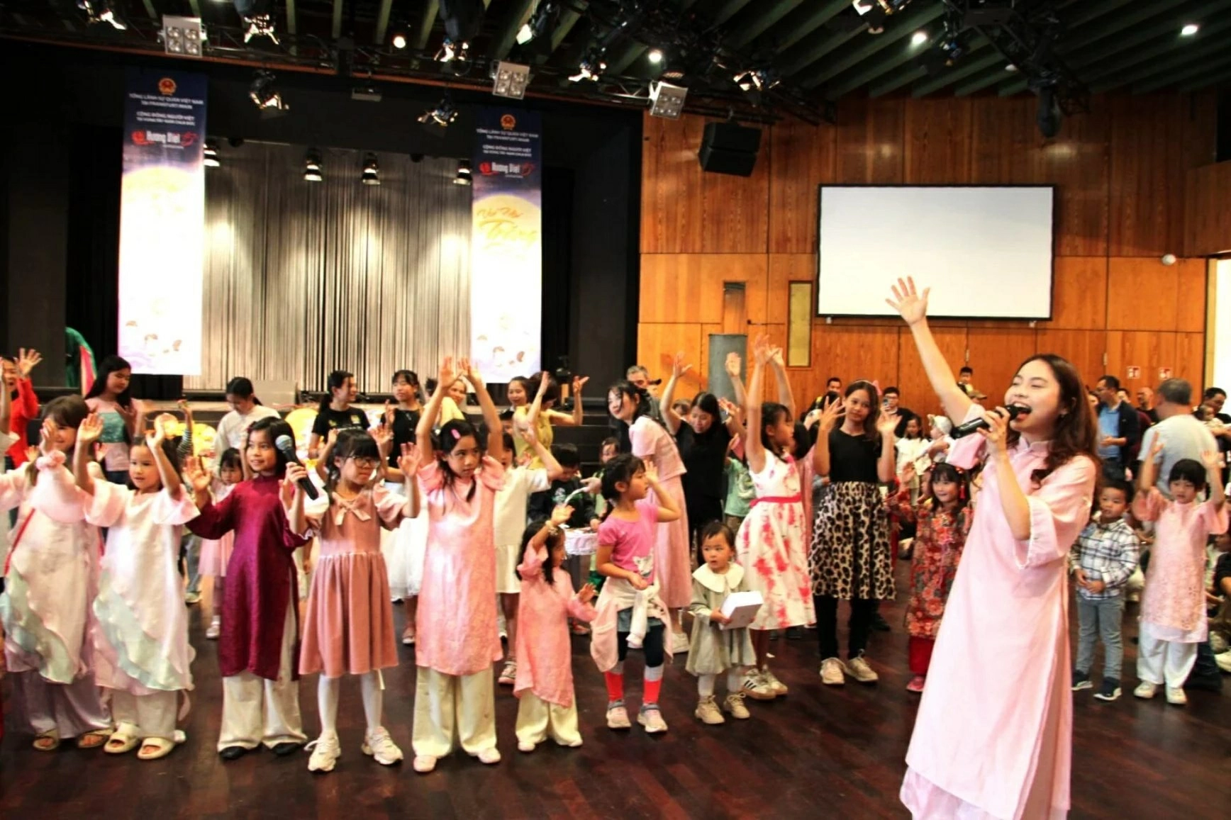 Mid-Autumn Festival 2026 – Strengthening community bonds, spreading Vietnamese culture in Germany Mid-Autumn Festival 2026 – Strengthening community bonds, spreading Vietnamese culture in Germany